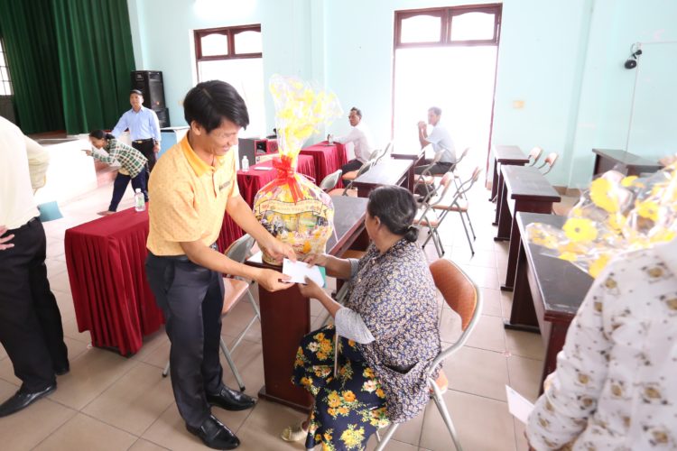 Phumy Wasuco trao quà cho các hộ gia đình có hoàn cảnh khó khăn