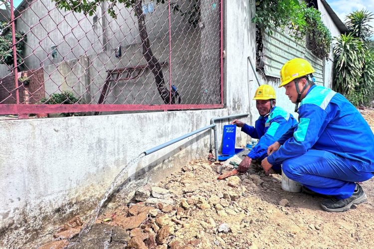 Phumy Wasuco thực hiện lắp nước cho các hộ dân khu phố Phú Hà