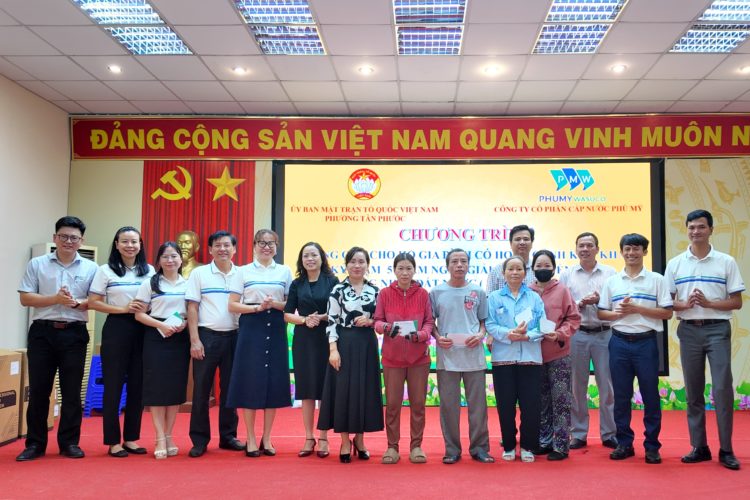 Chia sẻ yêu thương với các hộ gia đình có hoàn cảnh khó khăn
